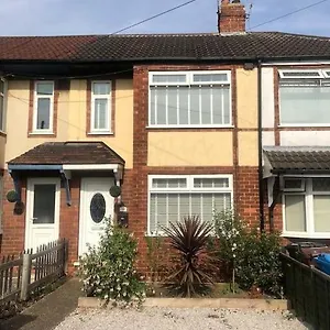 Two Bedroom Terrace House With Parking Holiday home